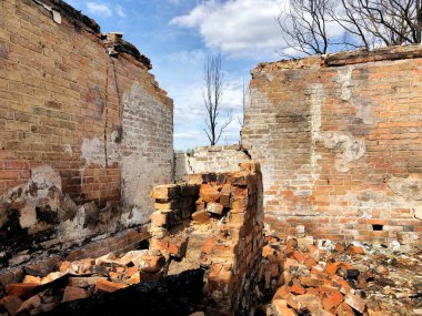 Yangın üstüne yangın, yıkılmış bina odası, felaket ya da savaş sonrası konsept.