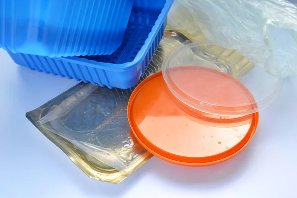 Turuncu kapak, şeffaf ve mavi plastik kap beyaz arka planda. Kimyacı günü. Uluslararası iklim günü. Dünya Hidrografi Günü