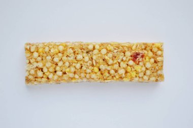 Sağlıklı yiyecekler beyaz arka planda izole edilmiş. Beyaz arkaplanda mısır gevreği çubuğu.