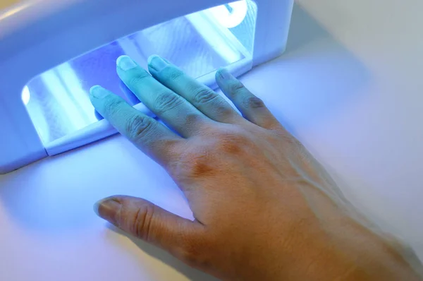 Proceso Manicura Lámpara Led Luz Azul Cerca Fondo Blanco — Foto de Stock