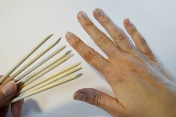 Manucure Main Avec Des Bâtons Ongles Gros Plan Sur Fond — Photo