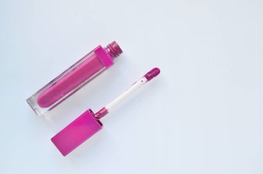 Beyaz arkaplandaki ruju kapat