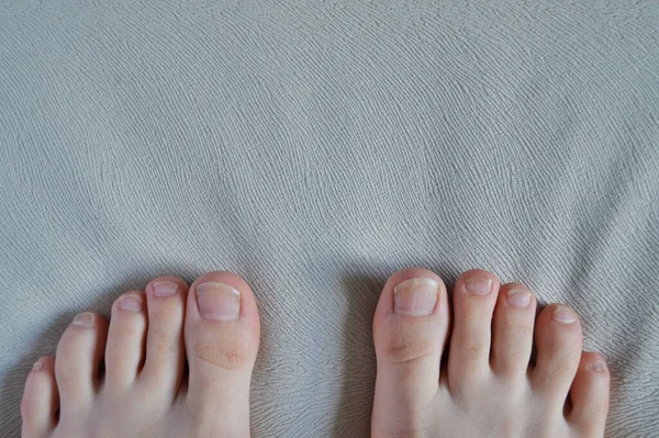 Ayak tırnakları beyaz arka planda izole edilmiş. Evdeki kaplıca