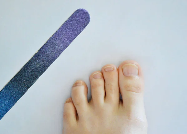 Pies Femeninos Piernas Uñas Lima Manos Belleza Pedicura Sobre Fondo — Foto de Stock