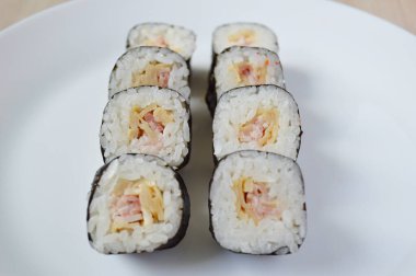 Suşi beyaz bir tabakta. Beyaz tabakta ton balıklı rulo