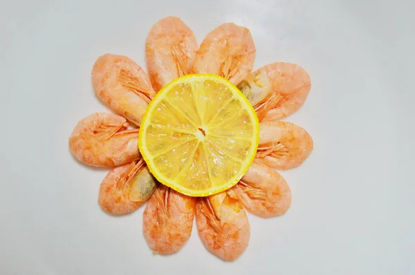 Crevettes Citron Tranché Sur Fond Blanc — Photo