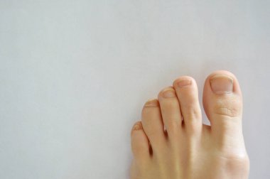 Ayak tırnakları beyaz arka planda izole edilmiş. Evdeki kaplıca