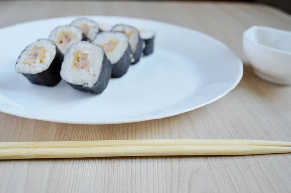 Sushi Auf Einem Weißen Teller Rollen Mit Thunfisch Auf Weißem — Stockfoto