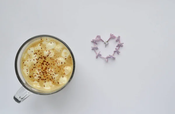 Cappuccino Com Marshmallows Canela Sobre Fundo Branco Forma Coração Flores — Fotografia de Stock