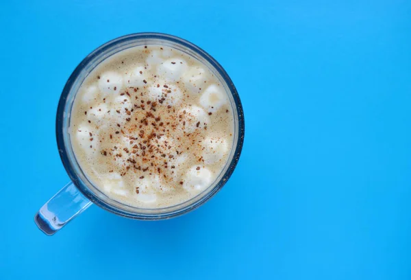 Cappuccino Com Marshmallows Canela Fundo Azul — Fotografia de Stock