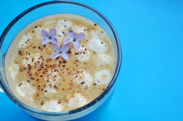 Cappuccino Com Marshmallows Canela Fundo Azul Flores Lilás Espuma Café — Fotografia de Stock