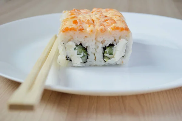 Sushi Auf Einem Weißen Teller Brötchen Mit Lachs Auf Weißem — Stockfoto
