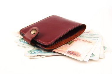 Kahverengi deri cüzdan - para, beyaz arka planda banknotlar