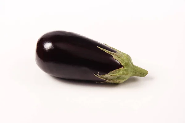紫色成熟蔬菜 白色背景上的茄子 柄状茎 — 图库照片