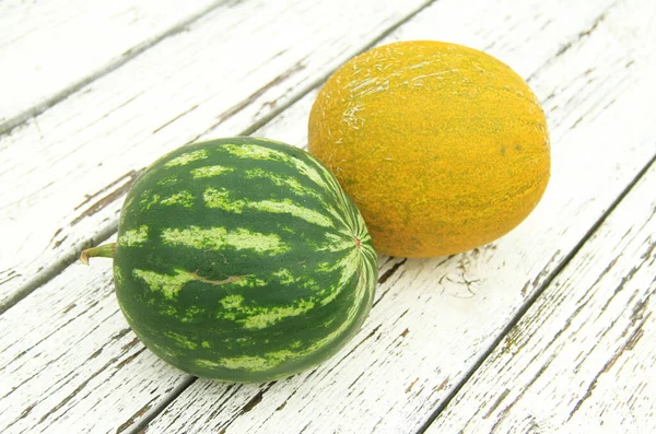 Una Variedad Melón Casero Sandía Sobre Fondo Blanco Madera Una — Foto de Stock