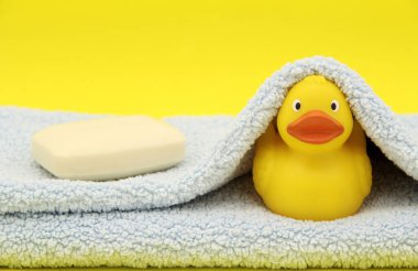 Sarı lastik şirin ördek yavrusu oyuncak yumuşak mavi havluyla banyo için kokulu bebek sabunu
