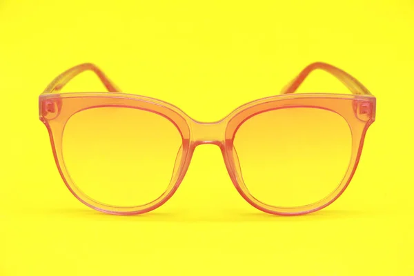 赤い眼鏡の縁 眼鏡の赤いレンズ 黄色の背景に隔離された眼鏡 — ストック写真