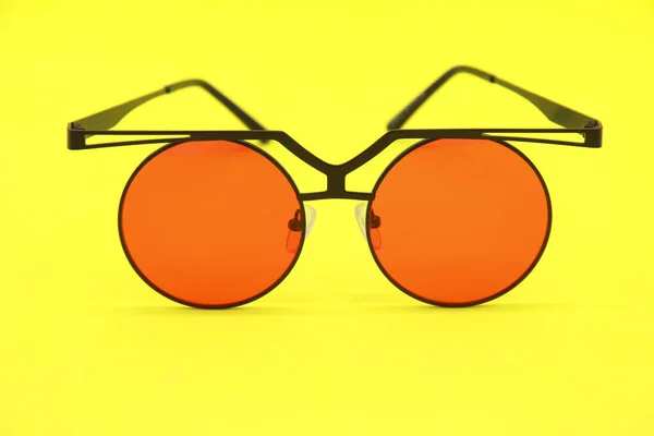 Óculos Sol Modernos Lentes Redondas Óculos Elegantes Fundo Amarelo — Fotografia de Stock