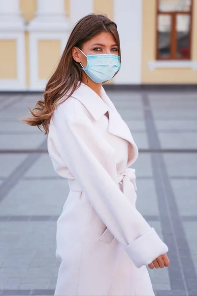 Ragazza Che Cammina Con Una Maschera Protezione — Foto Stock