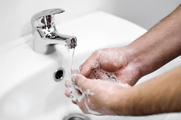 Uomo Lava Mani Con Sapone Sopra Lavandino Bianco Come Profilassi — Foto Stock