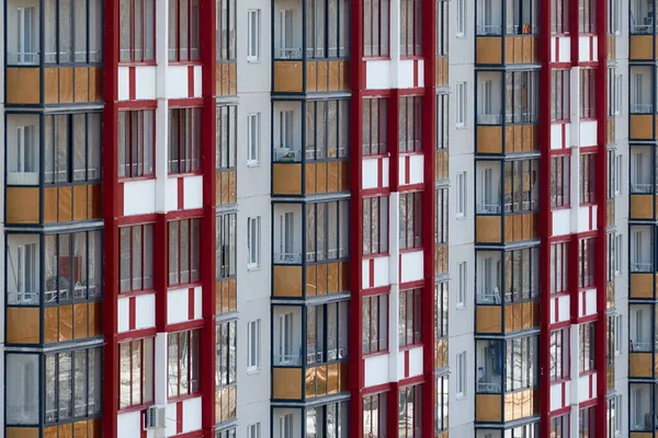 赤と黄色の窓 新しいマルチ階建ての住宅のガラスバルコニー 家の裏側からの背景 建設と不動産 コンクリートの家 — ストック写真