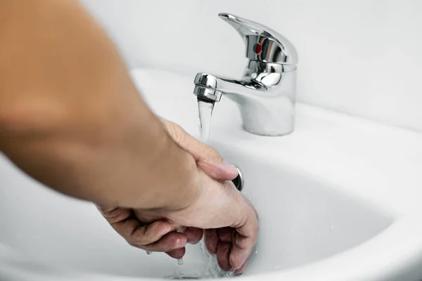 Чоловік Миє Руки Чистою Водою Над Білою Раковиною Ванній Кімнаті — стокове фото
