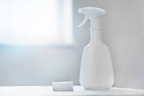 Pulverizador Branco Para Detergentes Desinfetantes Com Almofadas Algodão Uma Mesa — Fotografia de Stock