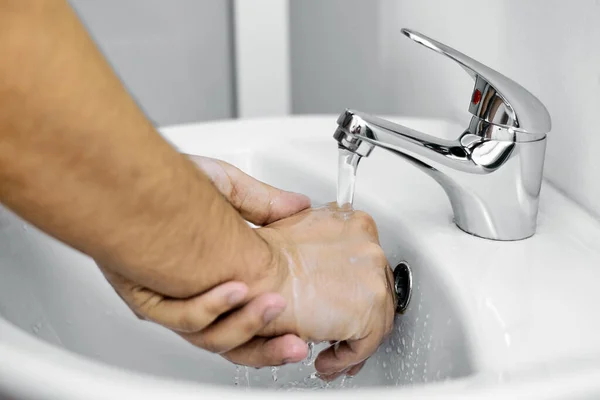 Людина Миє Руки Чистою Водою Безпеки Над Білою Раковиною Ванній — стокове фото