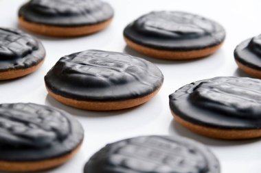 Beyaz arka planda çikolatayla kaplı ev yapımı lezzetli kurabiyeler. Tatlı yapma ve kendi ellerinle pişirme kavramı.