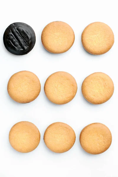 Круглий Бісквітний Короткий Хліб Один Шматок Покритий Шоколадом Ряд Білому — стокове фото