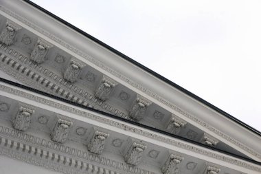 Modern kültür tiyatrosu, opera ve bale cephesi binası ve çatısı. Tarihi ünlü binaların mimarisinin geometrisi