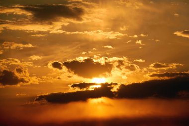 Gökyüzünde bulutlu turuncu akşam günbatımının güzel manzarası. Yazın doğal çevre kavramı.