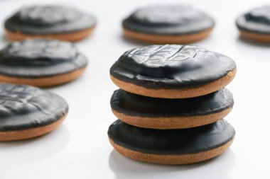 Beyaz arka planda çikolatayla kaplı ev yapımı lezzetli kurabiyeler. Tatlı yapma ve kendi ellerinle pişirme kavramı.