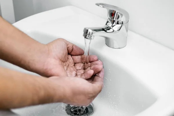 Una Persona Lava Mani Con Acqua Pulita Sicurezza Lavandino Bianco — Foto Stock