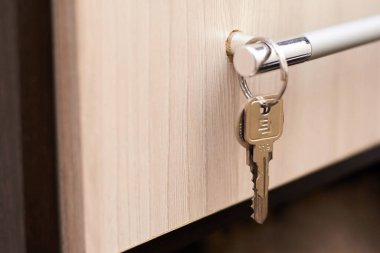 Evde ve ofiste metal anahtarlık ve anahtarlık yakın plan. Dairelerin, dairelerin ve ofislerin hacklenmesine karşı güvenlik kavramı