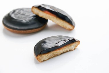 Yuvarlak çikolatalı kurabiyeler ve beyaz dikey arka planda kırık parçalar. Ortasında fotokopi alanı var. Ev yapımı pasta ve tatlı yapma kavramı.