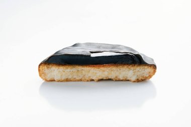 Yuvarlak çikolatalı kurabiyeler ve beyaz dikey arka planda kırık parçalar. Ortasında fotokopi alanı var. Ev yapımı pasta ve tatlı yapma kavramı.