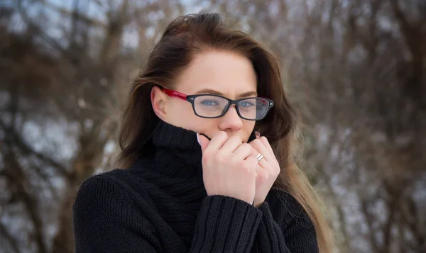 Menina bonita em óculos no inverno — Fotografia de Stock