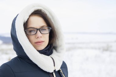 Güzel genç kız kış gözlük