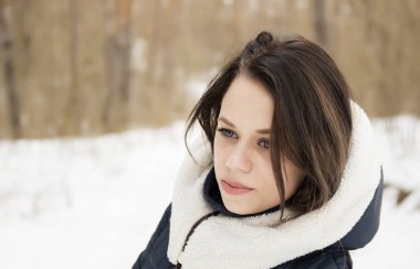 Güzel genç kız kış gözlük