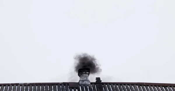 煙突から黒い煙が来る — ストック写真