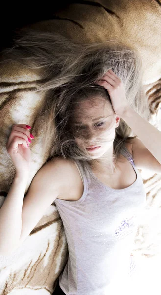 Молодая девушка с неопрятными растрепанными волосами — стоковое фото
