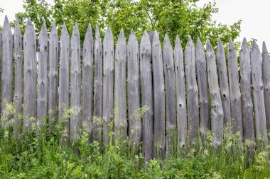 yapılan eski ahşap çit