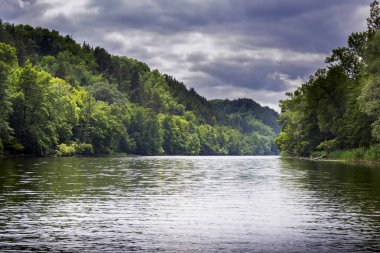 karanlık su ile güzel sessiz nehir 