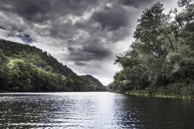 karanlık su ile güzel sessiz nehir 