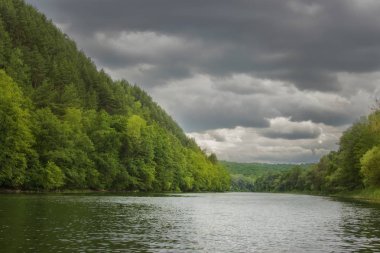 karanlık su ile güzel sessiz nehir 