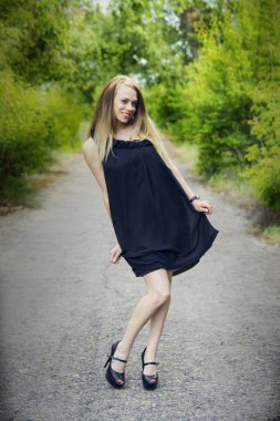 siyah elbiseli poz güzel genç kız