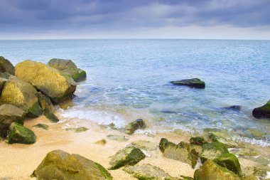 Mavi masmavi deniz sahne görünümü