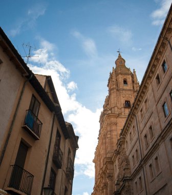 Fotoğraf Compaia caddesinde çekildi, fotoğraf Clerecia Kulesi 'ne, şimdi İspanya' daki Salamanca Üniversitesi 'nin bir parçası, güneşli bir gün.