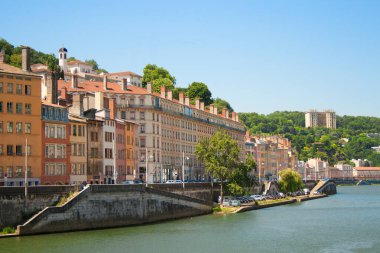 Lyon 'da güneşli bir gün, kanaldan bir fotoğraf.